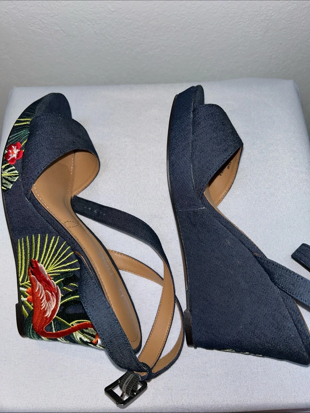 J. Renee EUC White with Toucan Sea Greens Burlap Look Platform Wedge Sz 7.5 Wide